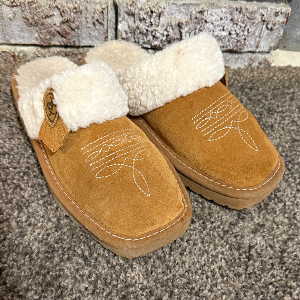 Ariat Tan/chestnut color Women's Slippers size 6.